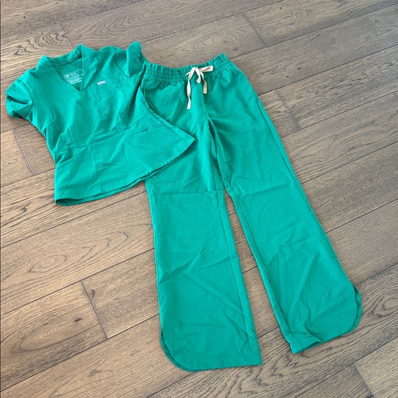 FIGS ladies scrub set - Picture 3 of 10